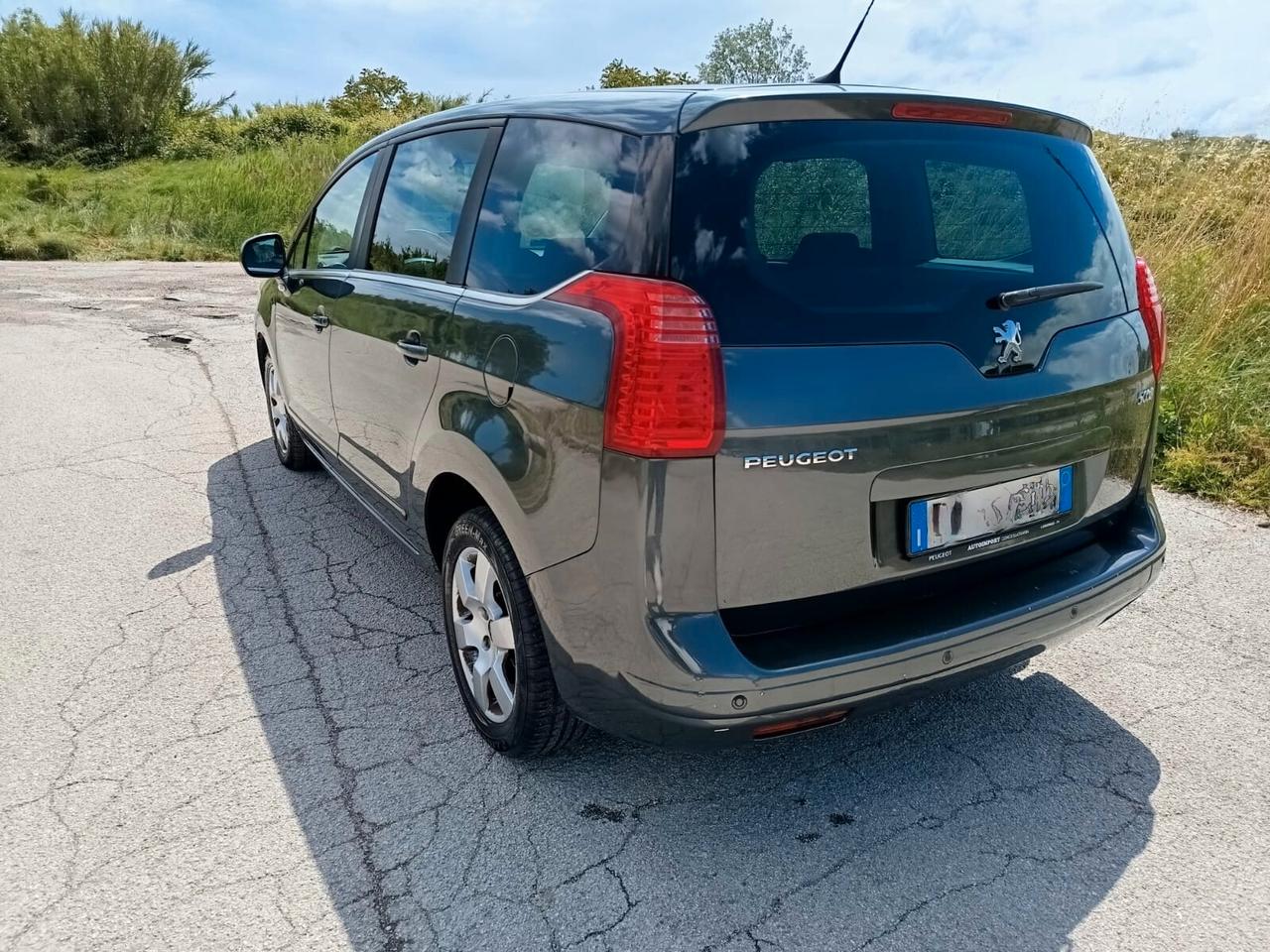 Peugeot 5008 1.6 HDi 110CV cambio robotizzato Féline