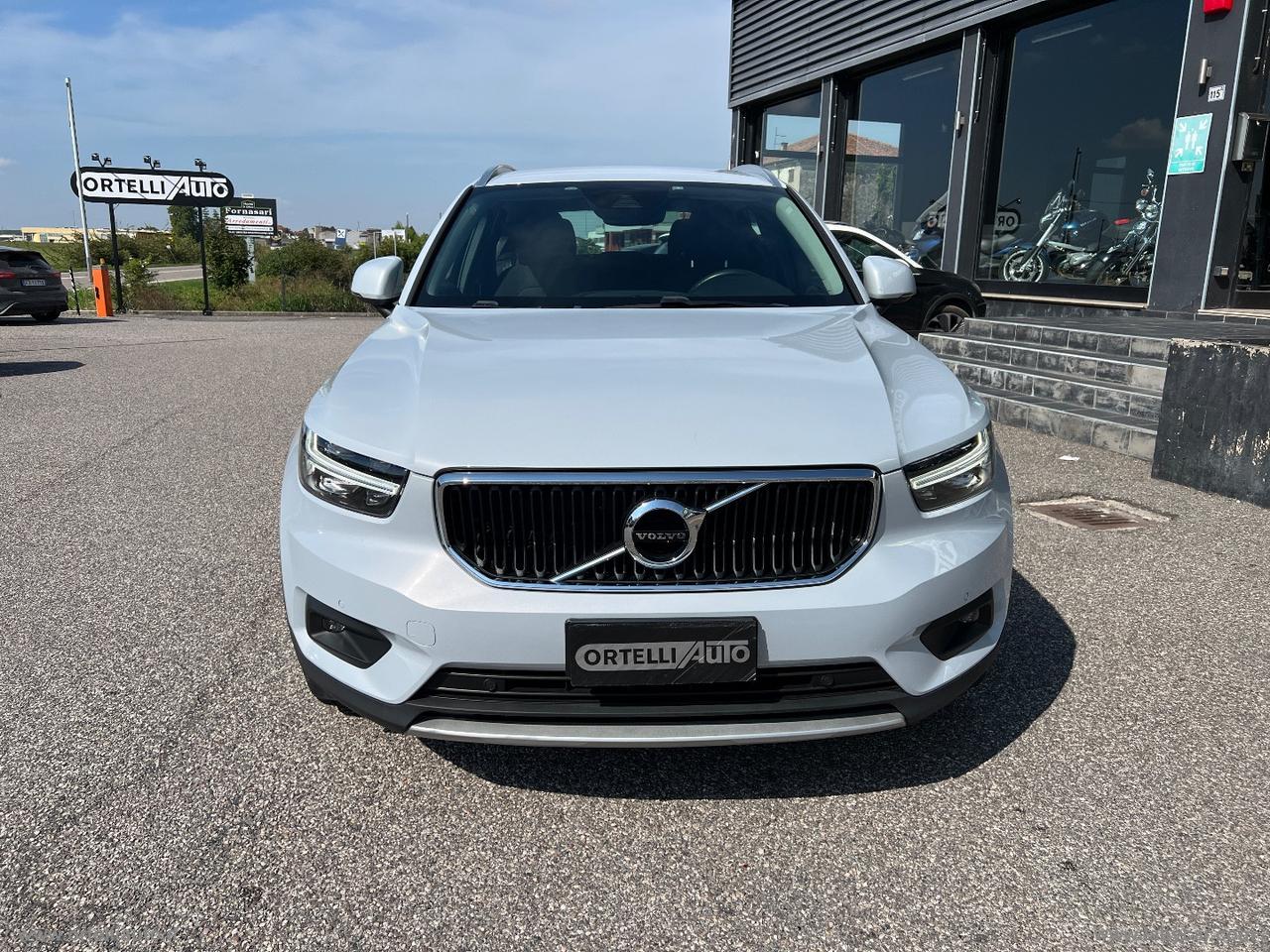 VOLVO XC40 D3 AWD Geartronic Momentum Pro IVA DEDUCIBILE