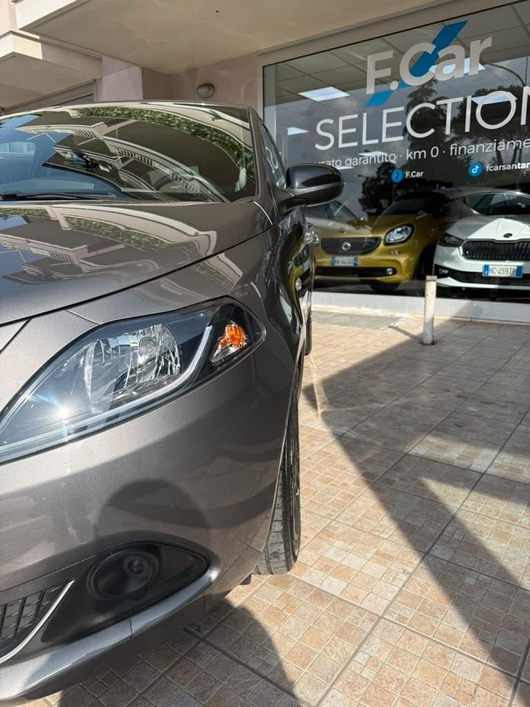 Lancia Ypsilon 1.0 FireFly 5 porte S&S Hybrid Silver