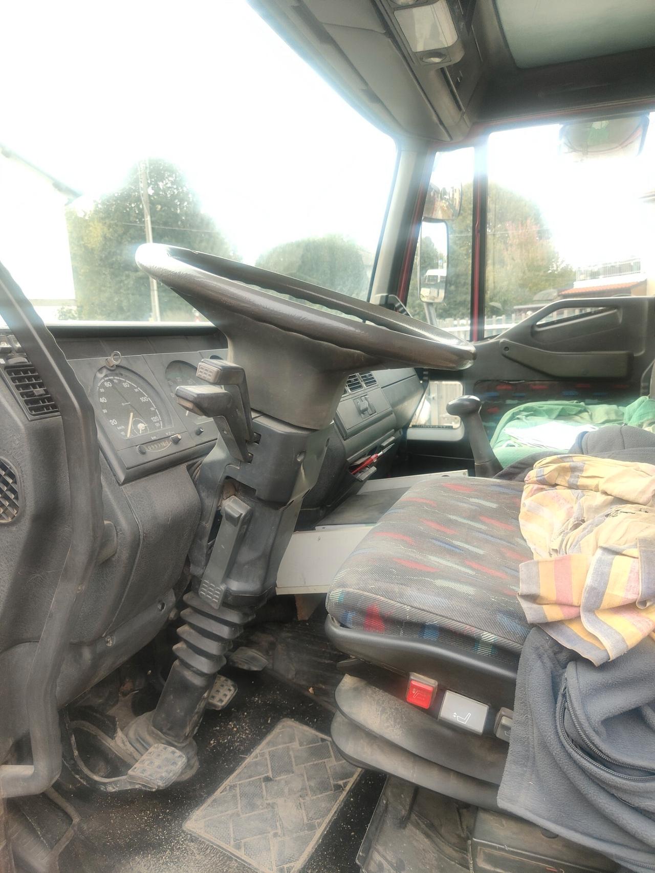 Iveco Eurocargo 75E150 ribaltabile con gru