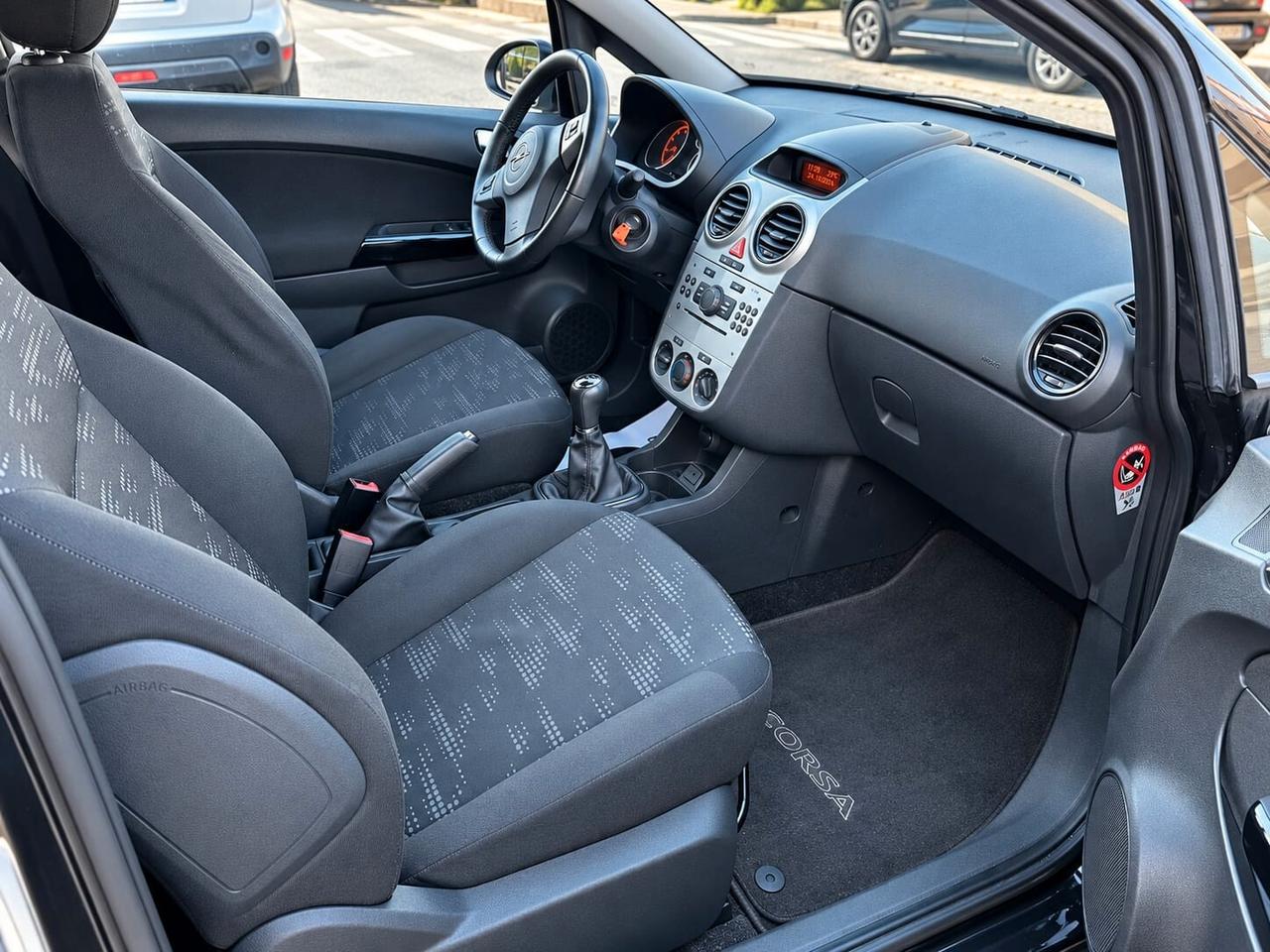 Opel Corsa 1.2 3 porte b-color