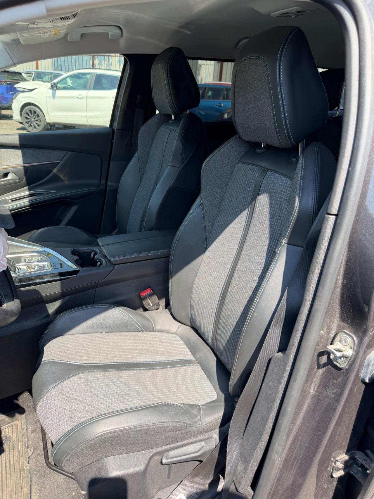 Peugeot 5008 Allure 1.5 Diesel SINISTRATA
