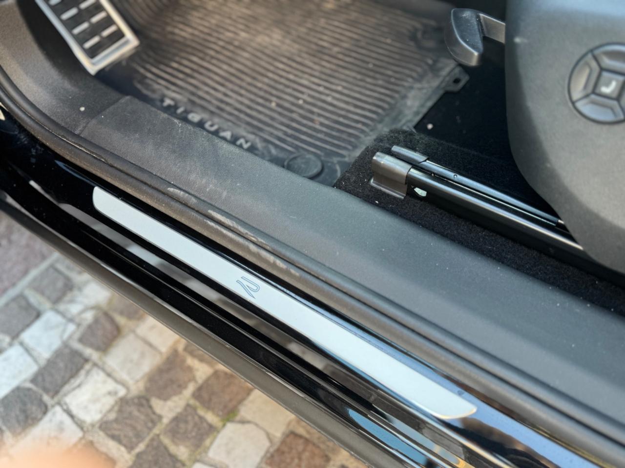 Volkswagen Tiguan 2.0 TDI 150 CV DSG R-Line TETTO IVA DEDUCIBILE