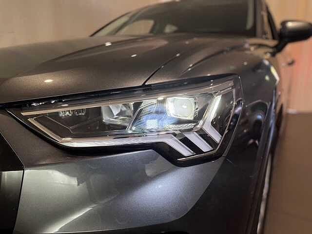 Audi Q3 35 TDI S tronic Identity Black