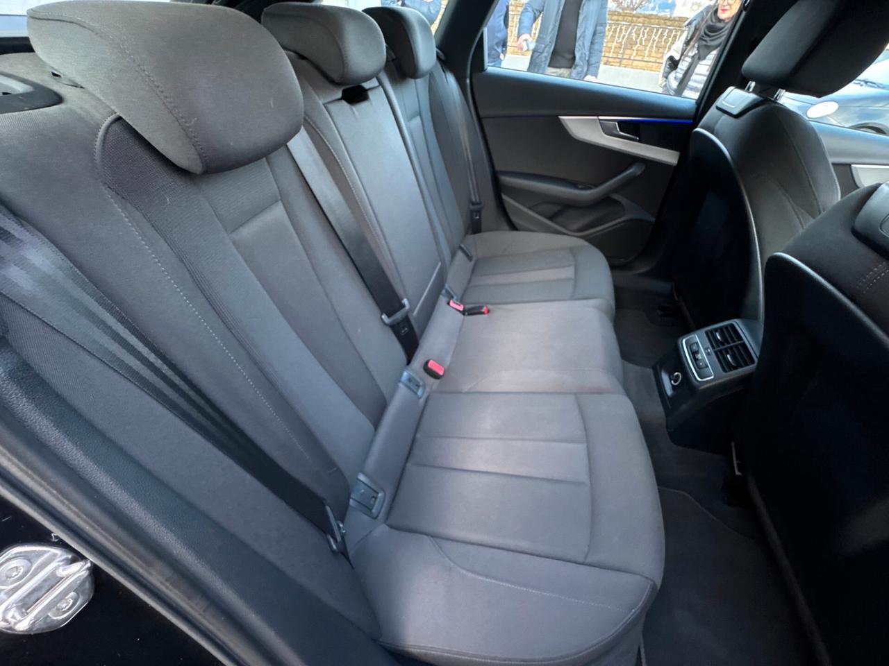 Audi A4 Avant 35 TDI/163 CV S tronic line edition UNI PRO