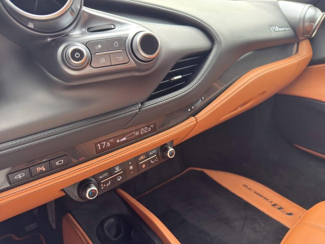 Ferrari F8 3.9 SOLLEVATORE FULL CARBON ITALIANA !