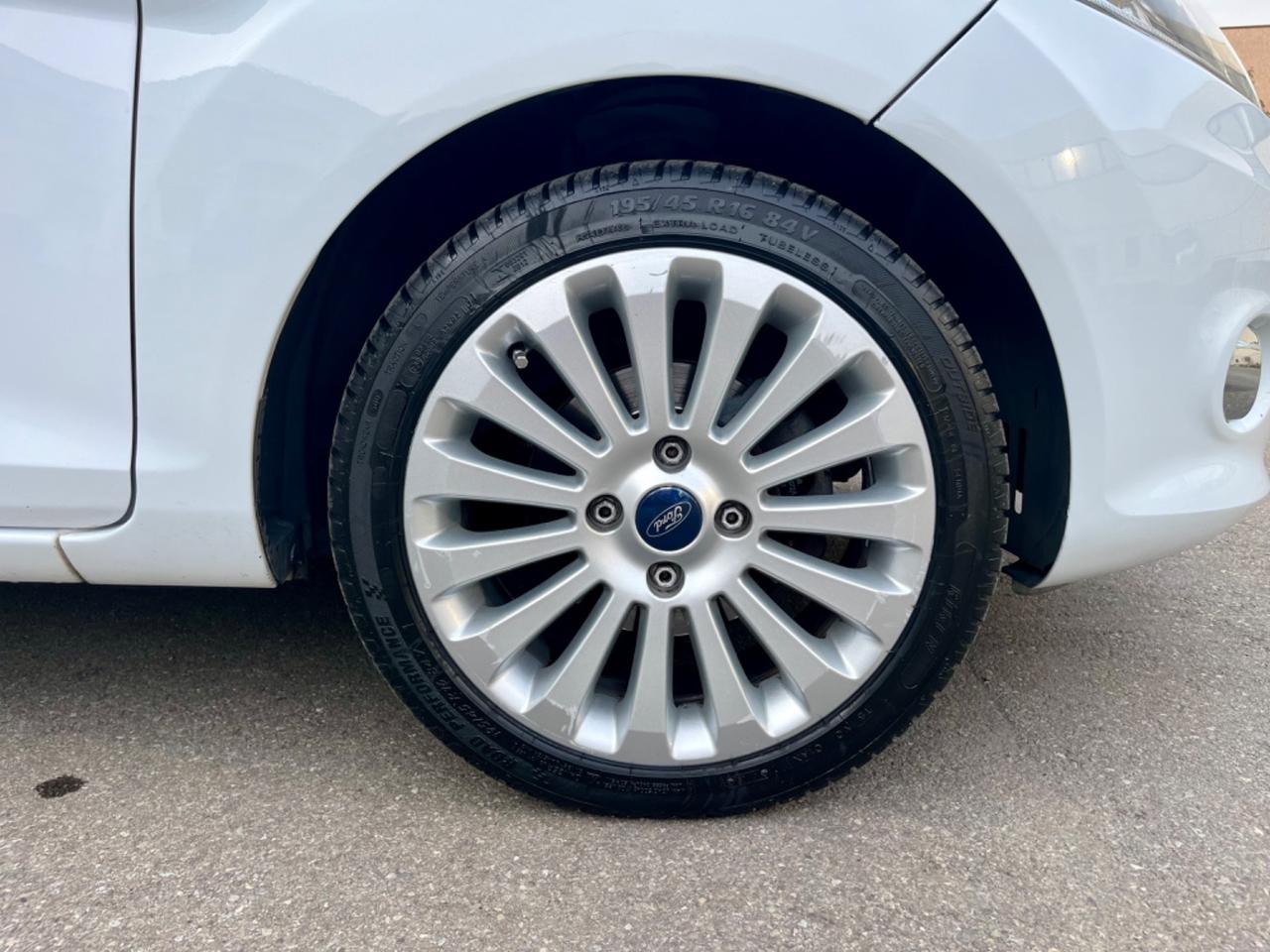 Ford Fiesta 1.2benz 2009 113.000km perfetta per neopatentati