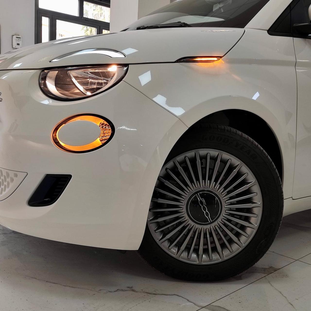 Nuova Fiat 500 Hatchback/ Nuova Km0