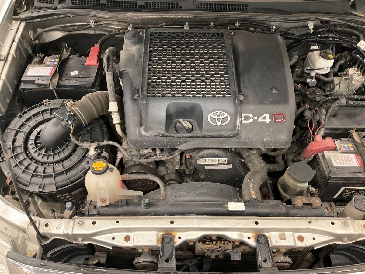 Toyota Hilux 3.0 D-4D 4WD 4p. Doub. Cab SR+