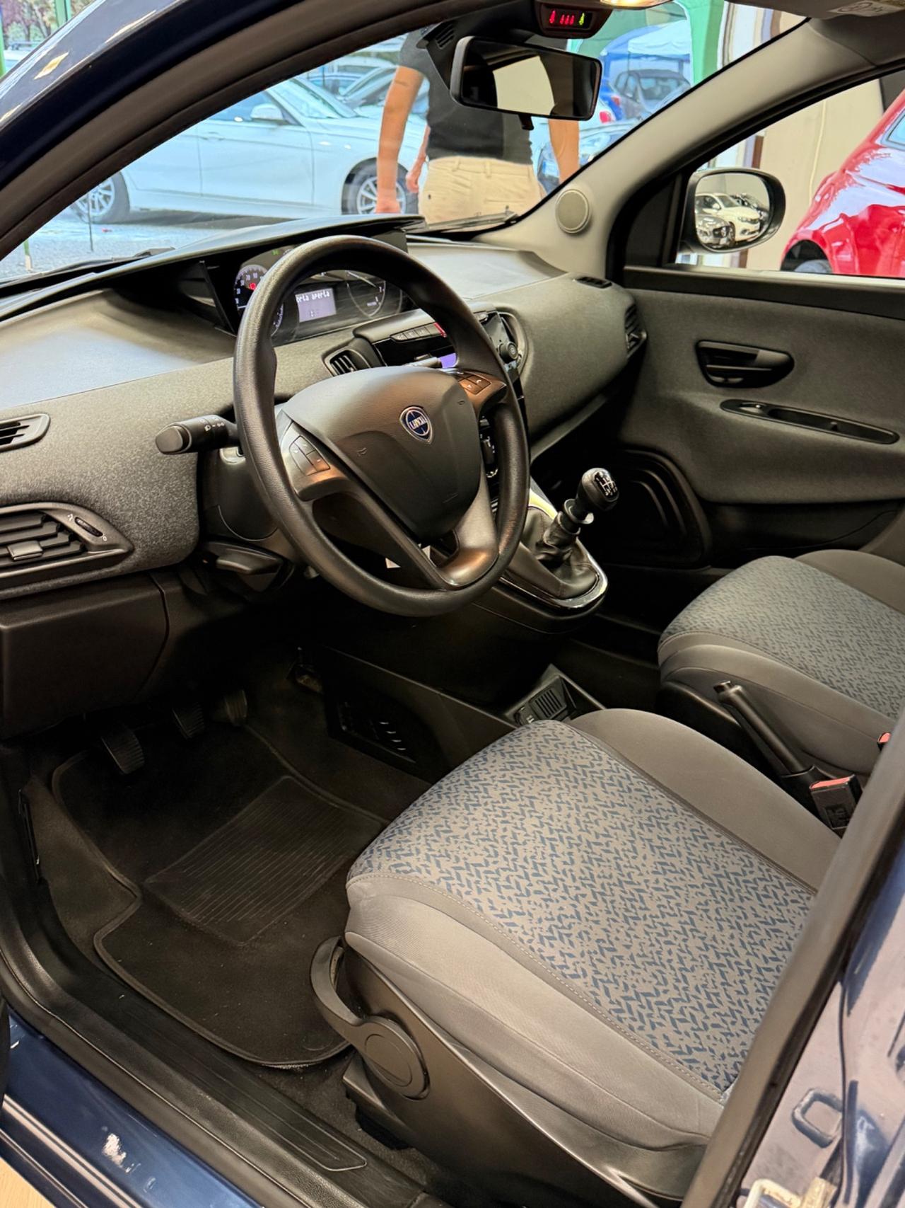 Lancia Ypsilon 1.0 FireFly 5 porte S&S Hybrid Silver