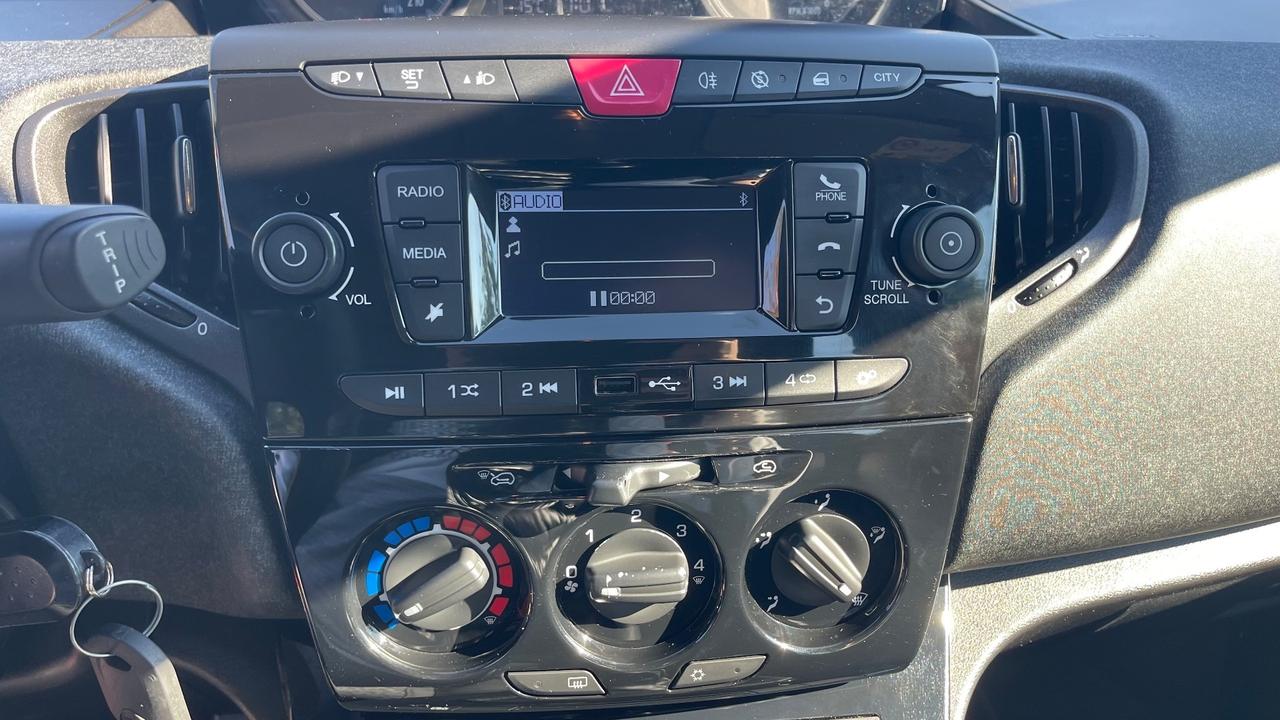 Lancia Ypsilon Ecochic Hybrid 1.0 FireFly 70cv