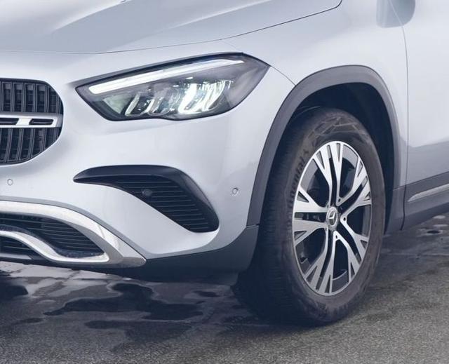 MERCEDES-BENZ GLA 180 Automatic Progressive Advanced