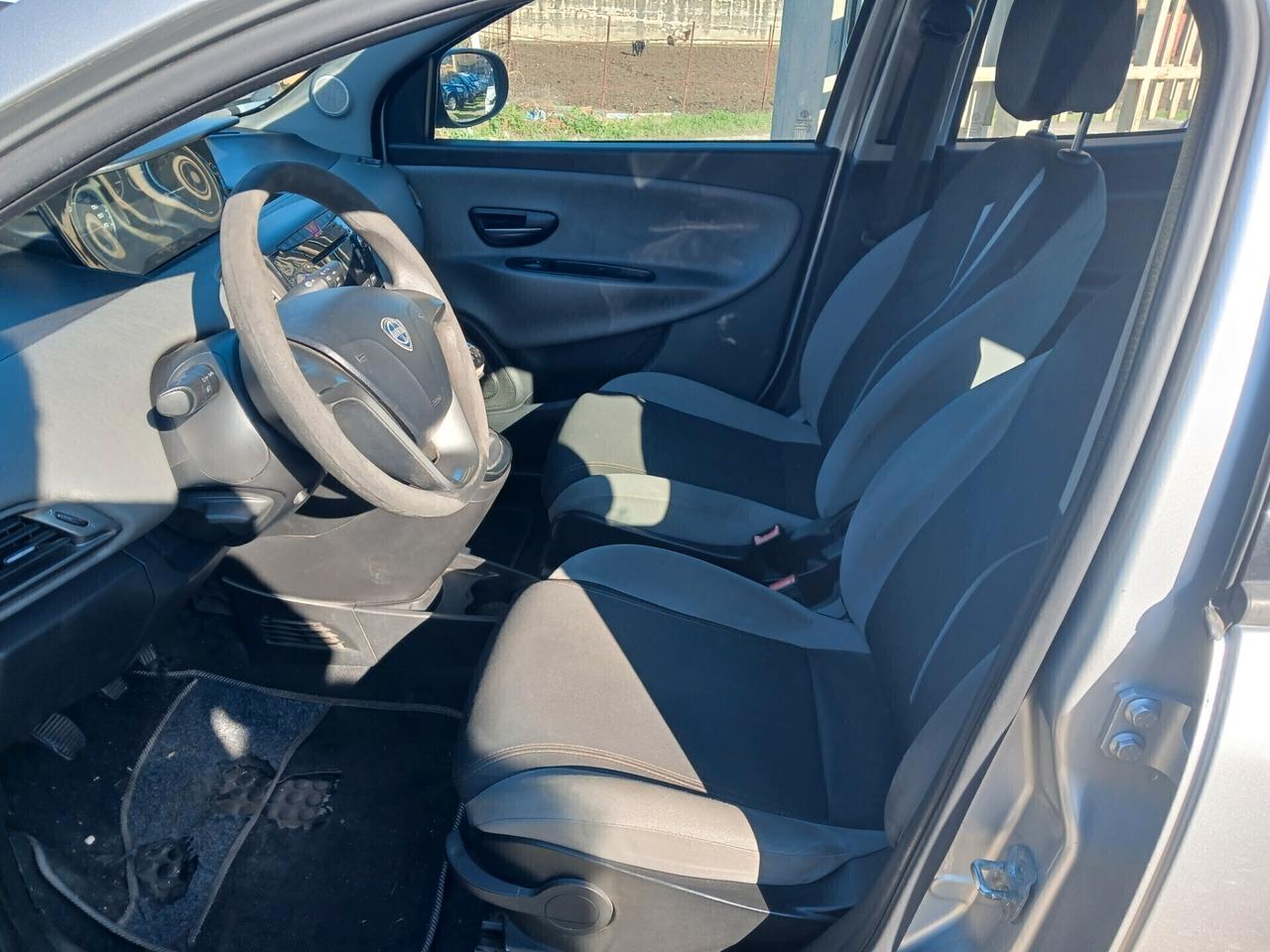 Lancia Ypsilon 0.9 TwinAir 85 CV 5 porte Metano Ecochic Silver