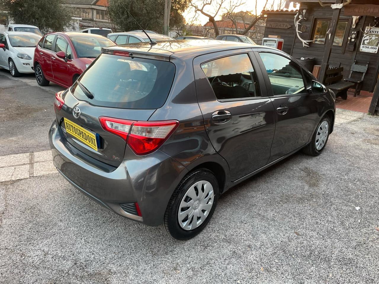 Toyota Yaris 1.0 5 porte Loung E6 NEOPATENTATI