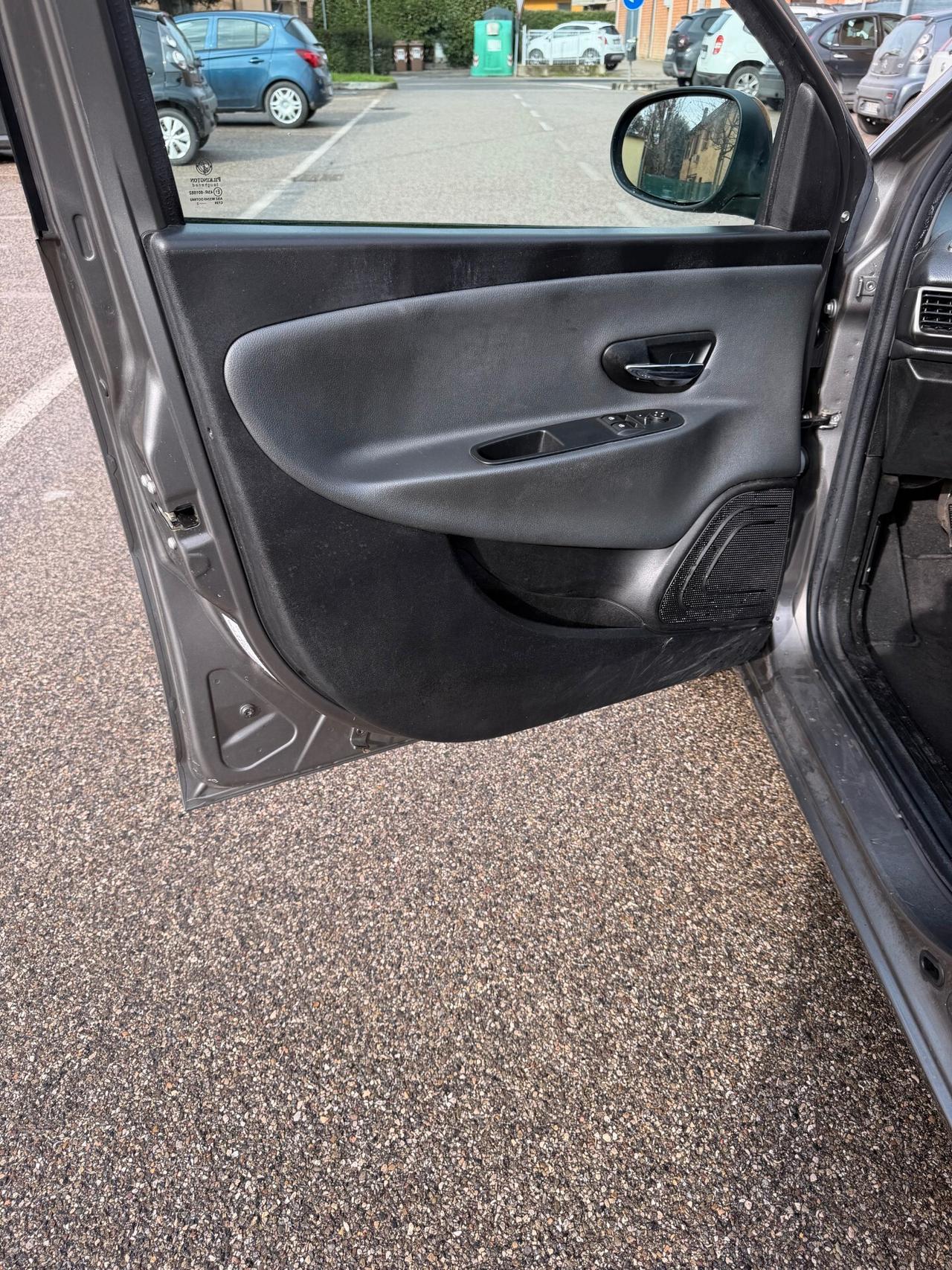 Lancia Ypsilon 1.2 - NEOPATENTATI - 12 MESI DI GARANZIA -