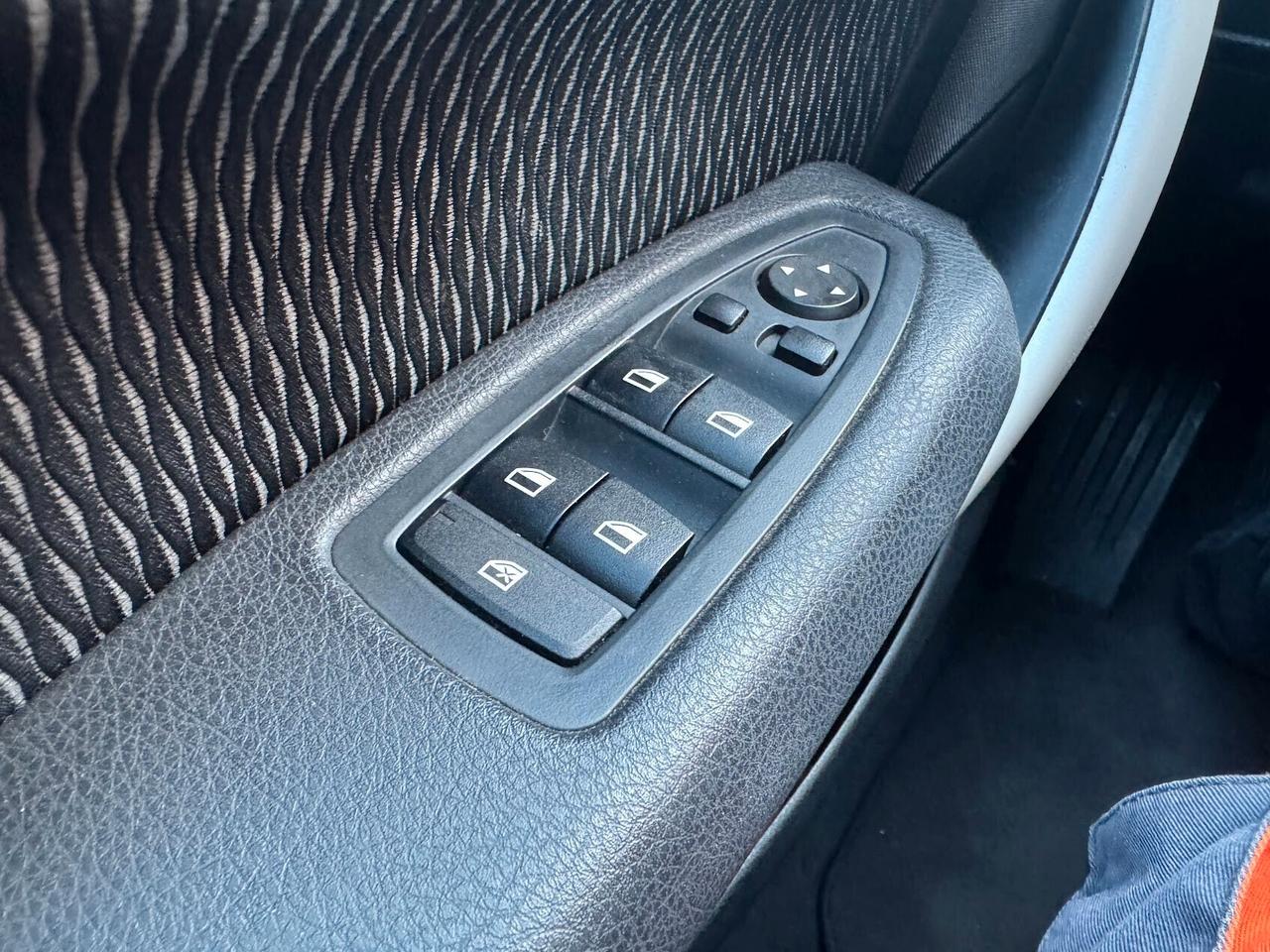 Bmw 116 116d 5p. Unique