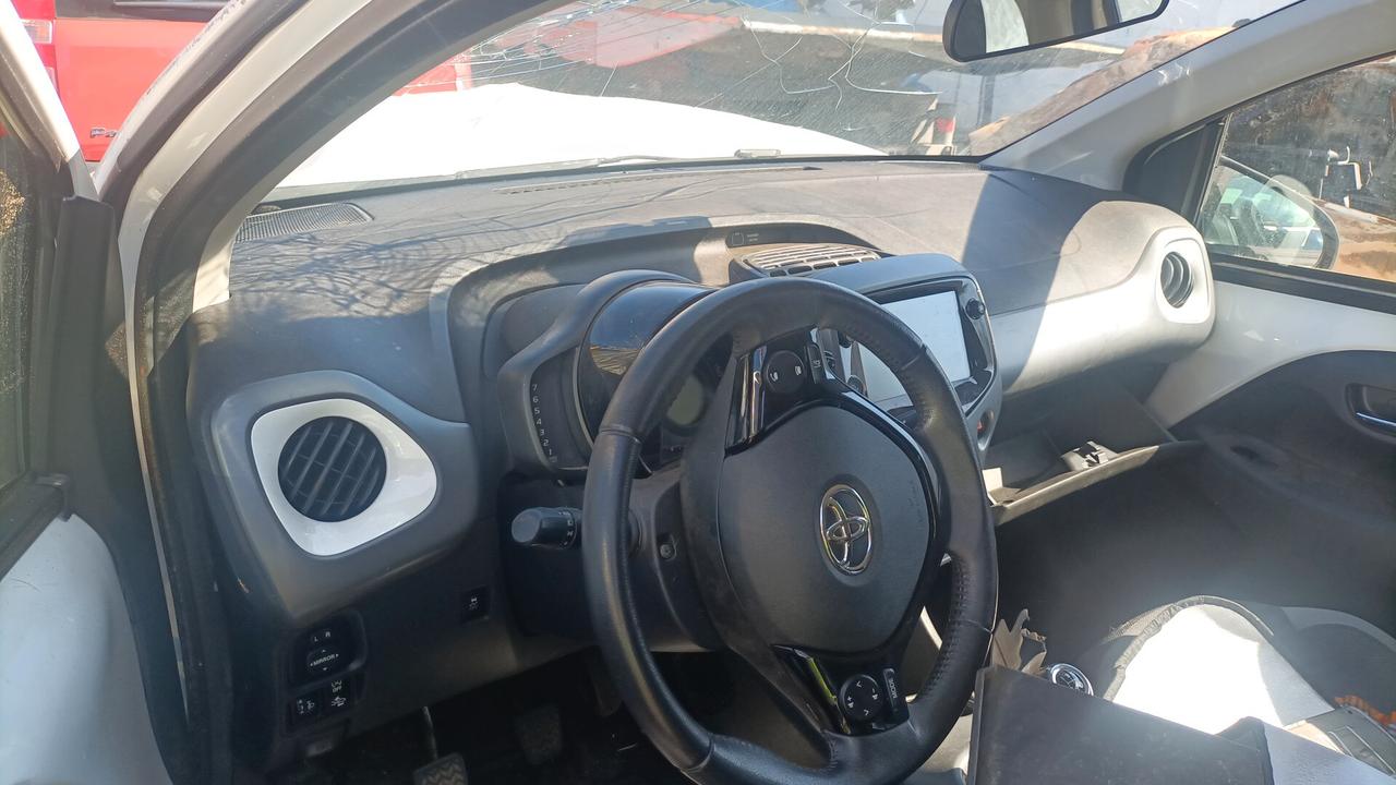 Toyota Aygo incidentata sinistrata