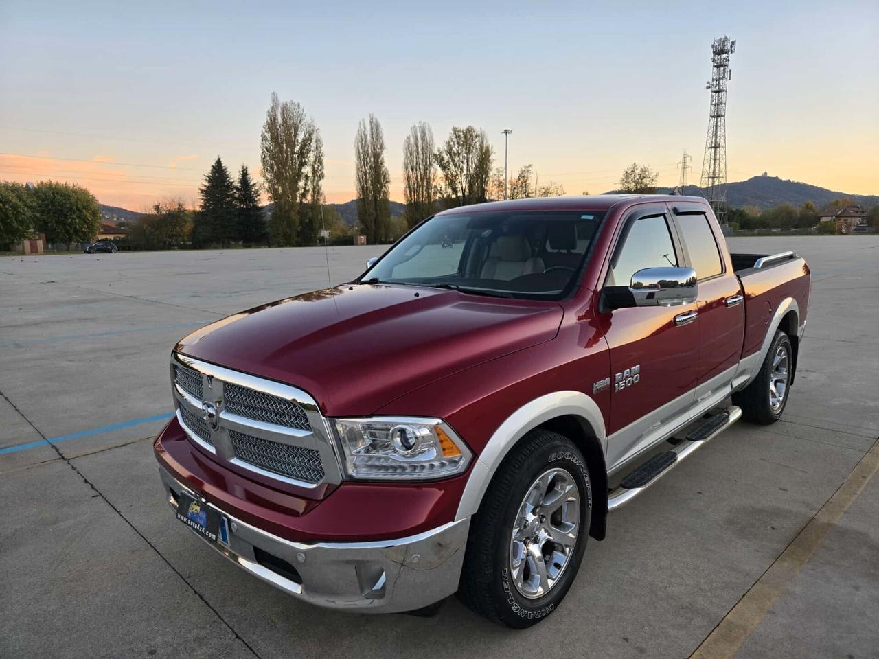 Dodge RAM 1500 HEMI 5.7 V8 -LARAMIE- 4X4