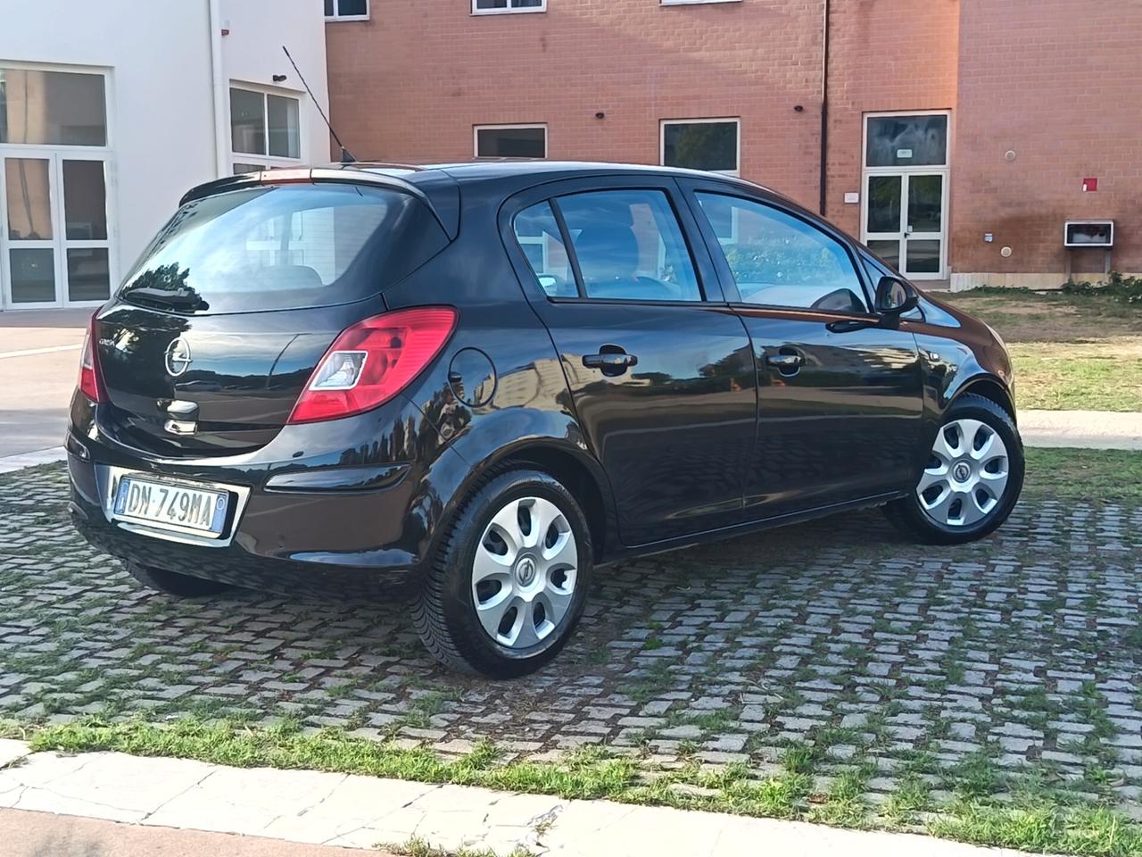 Opel Corsa 1.2 benz neopatentati 150.000km