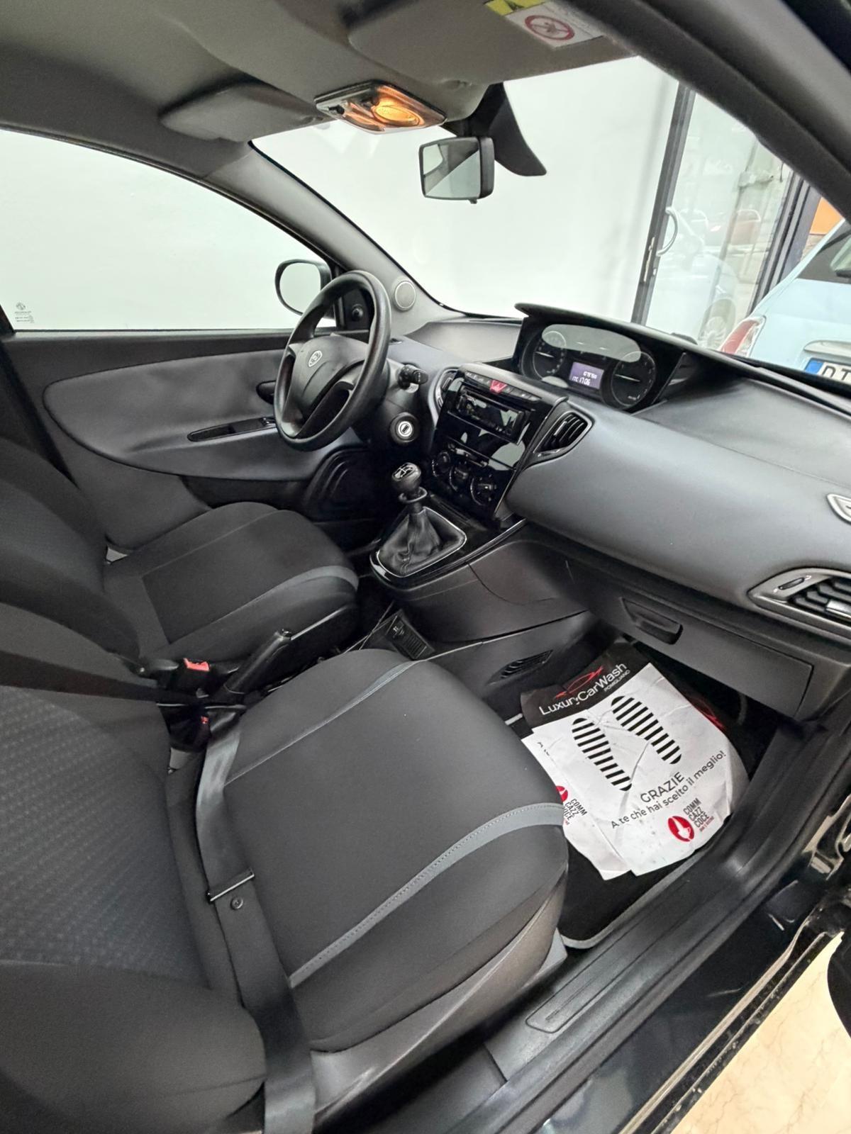 Lancia Ypsilon 1.2 69 CV 5 porte Silver