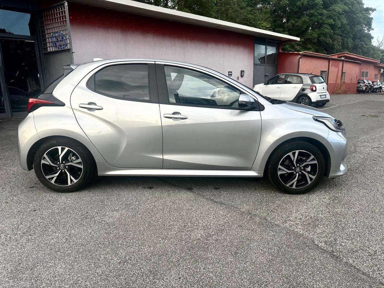 Toyota Yaris 1.5 Hybrid 5 porte Trend 2500 km! Full optional Nessun obbligo finanziario Permute