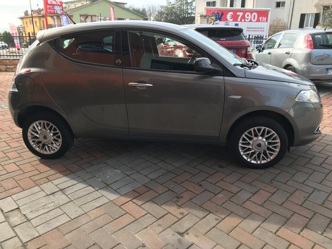 Lancia Ypsilon 0.9 TwinAir 85 CV 5 porte Metano Ecochic Silver
