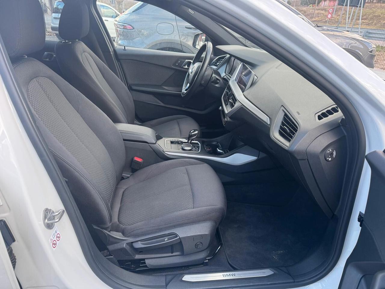 BMW 116d 5p. Sport AUTO LED NAVI RETROCAMERA