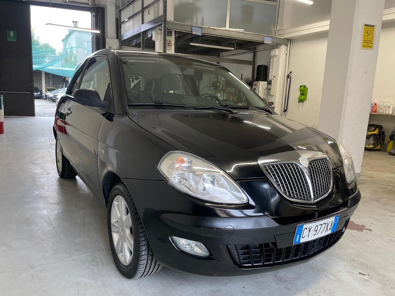 Lancia Ypsilon 1.2 16V Oro