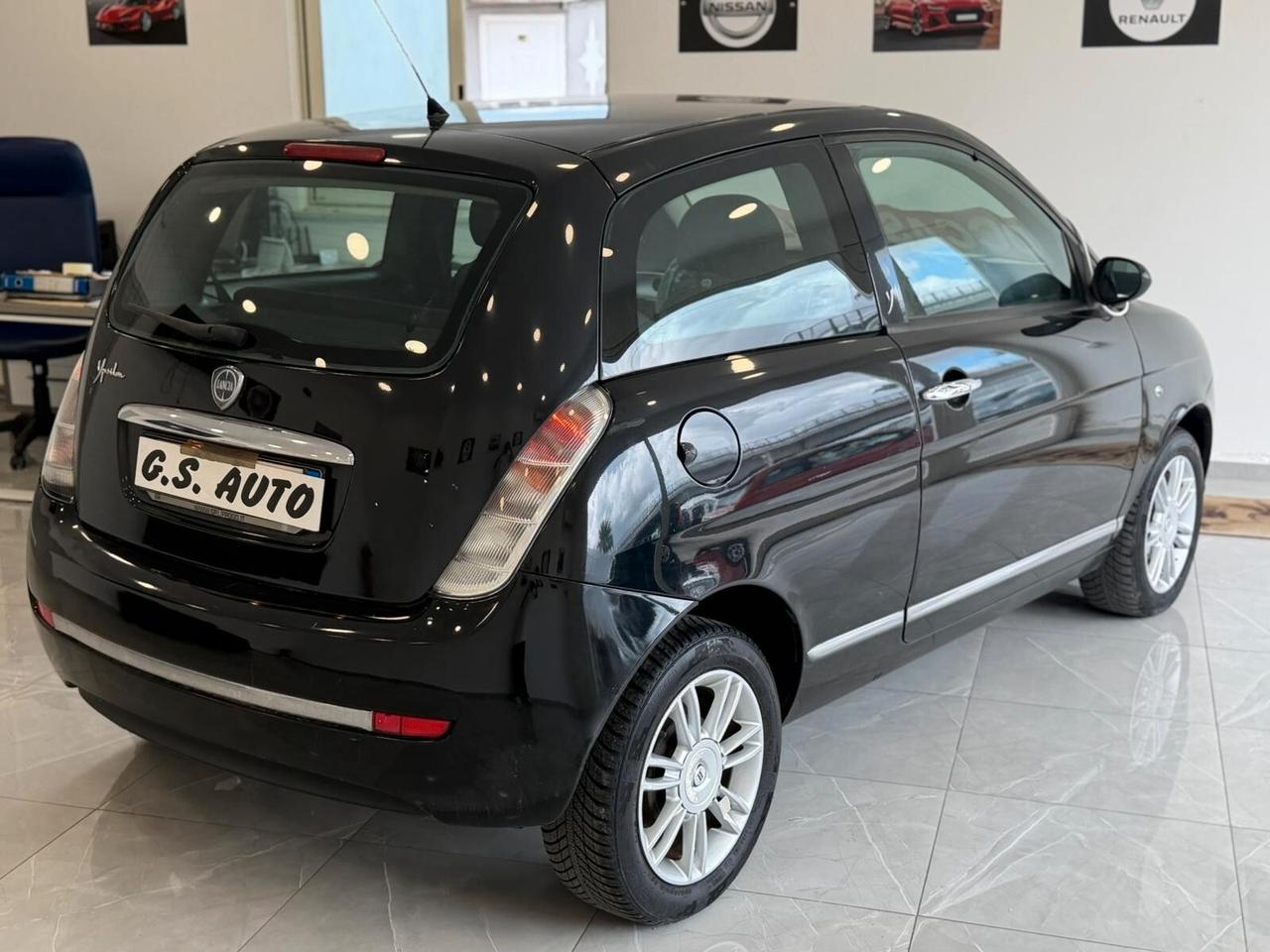 Lancia Ypsilon 1.3 MJT 75 CV Versus