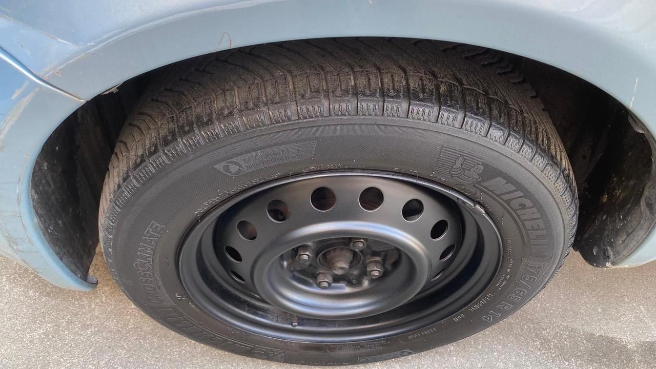 Toyota Yaris 1.0i 16V cat 5 porte Sol