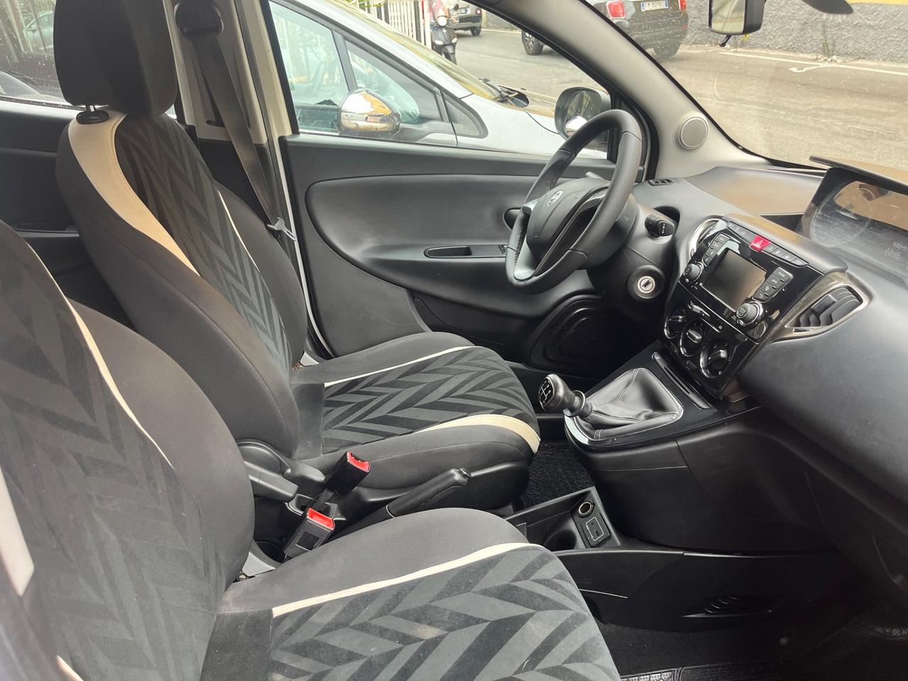 Lancia Ypsilon 0.9 TwinAir 85 CV 5 porte Metano Ecochic Silver