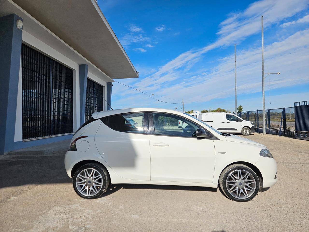 Lancia Ypsilon 1.2 69 CV 5 porte S Momodesign