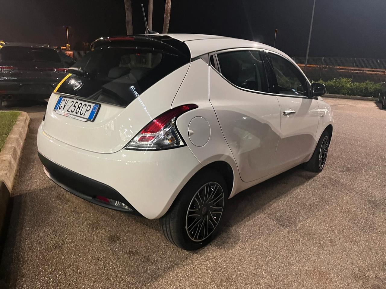 Lancia Ypsilon 1.0 FireFly 5 porte S&S Hybrid Gold Plus