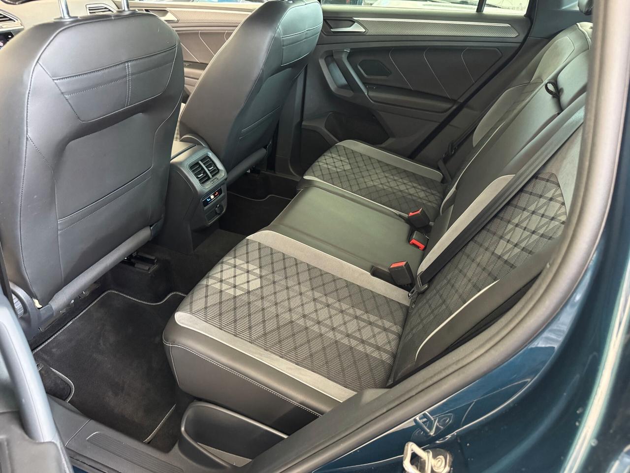 Volkswagen Tiguan 2.0 tdi R-Line 150cv DSG / NO VINCOLI