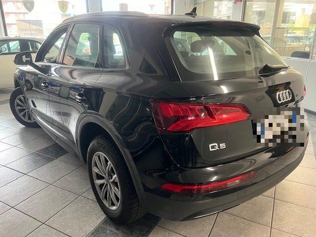 AUDI Q5 40 TDI quattro S tronic Business Design