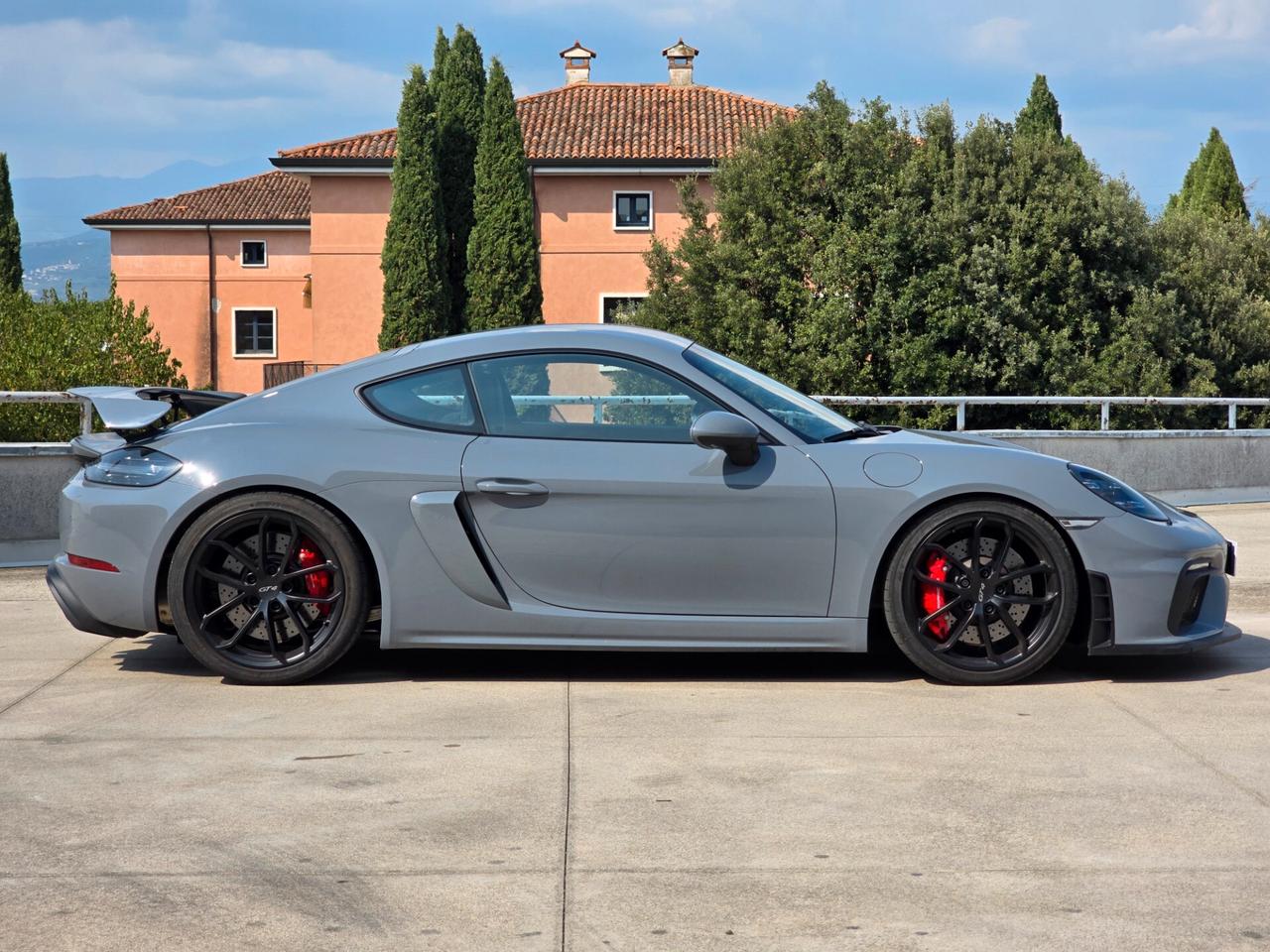 Porsche Cayman GT4