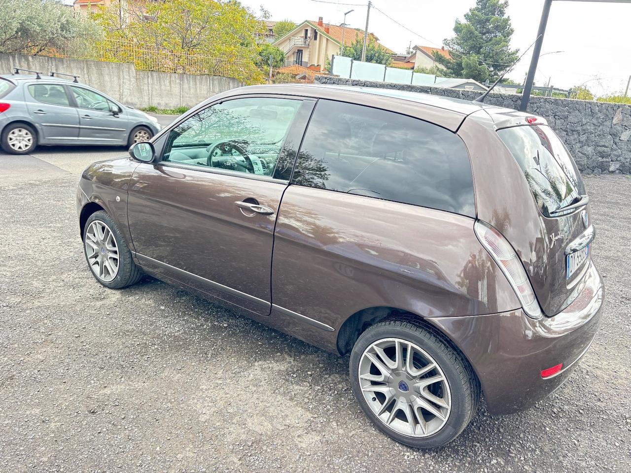 Lancia Ypsilon 1.3 MJT 75 CV Versus