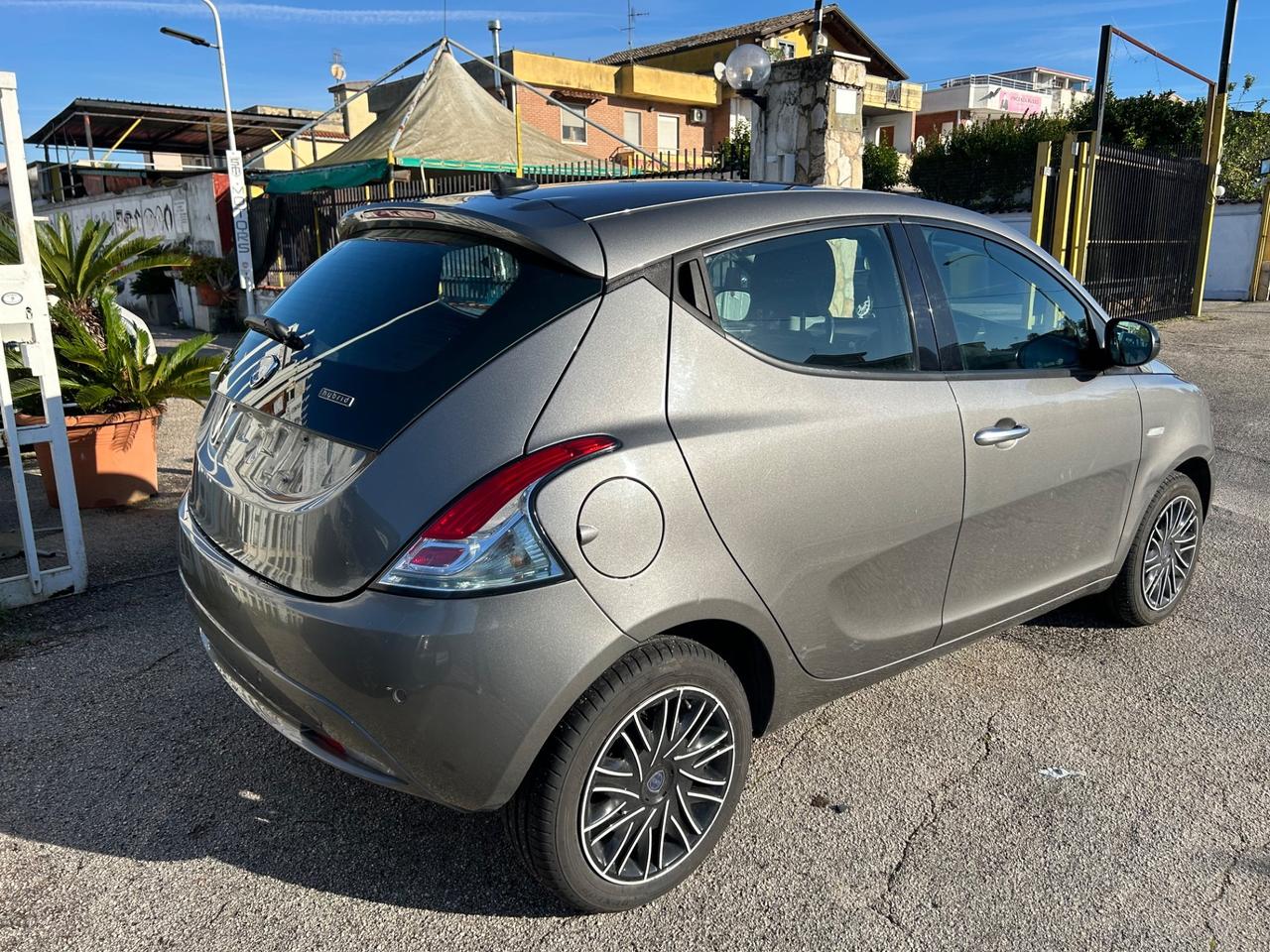 Lancia Ypsilon 1.0 FireFly 5 porte S&S Hybrid Gold