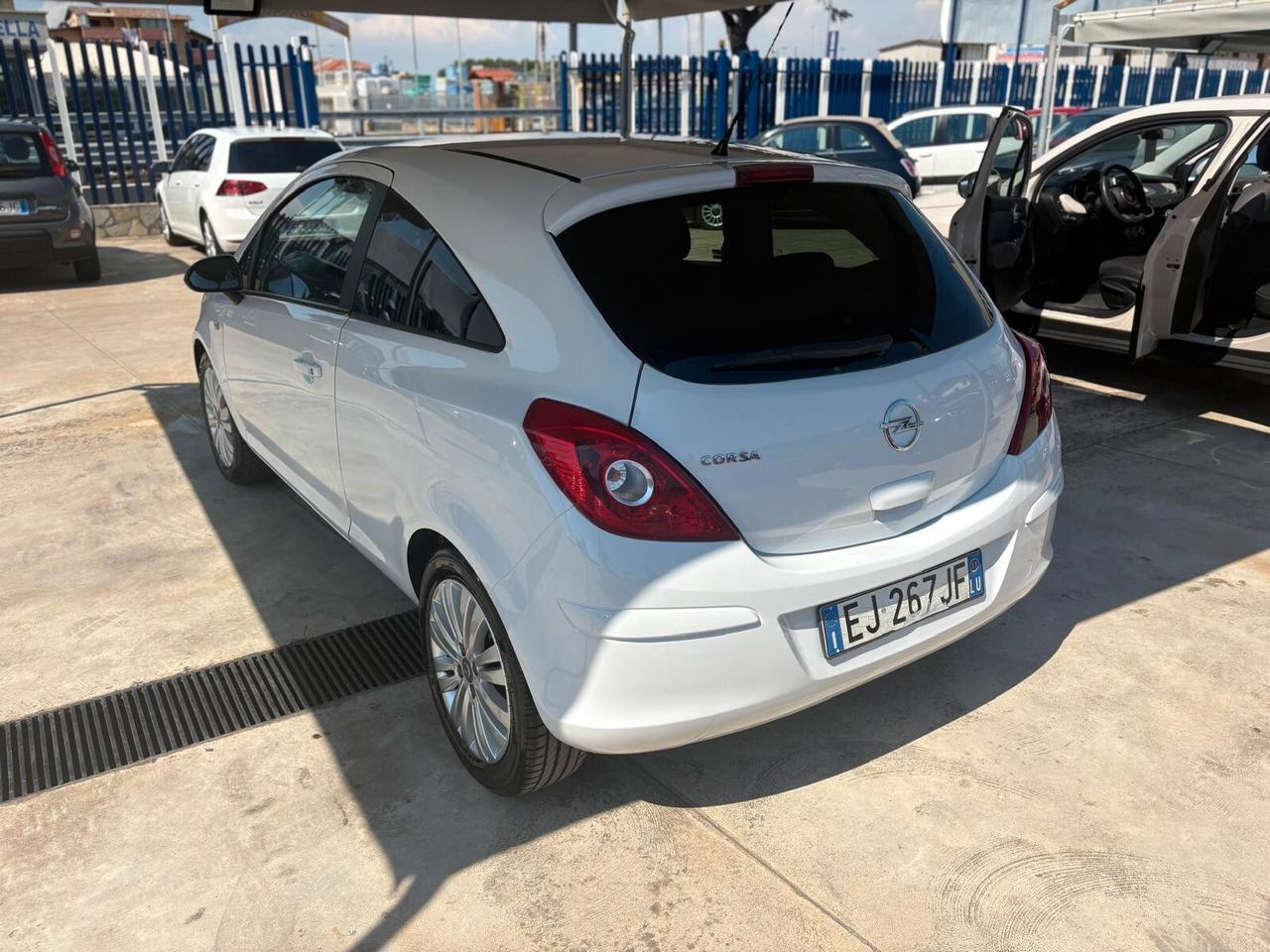 Opel Corsa 1.2 3 porte b-color
