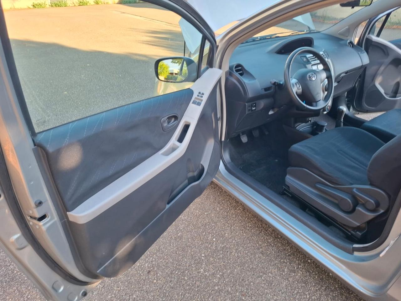 Toyota Yaris 1.0 3 porte 09 SOLO 116.000 KM Navigatore