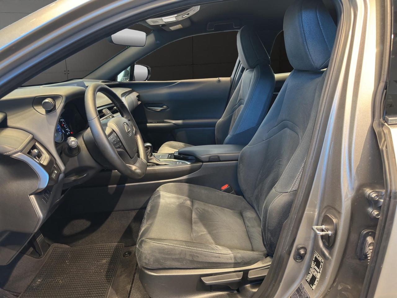 Lexus UX 250h 2.0 Business 2wd cvt