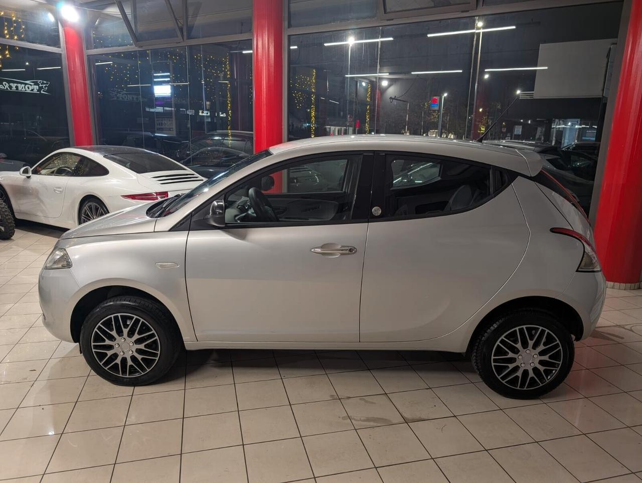 Lancia Ypsilon 0.9 TwinAir 85 CV 5 porte Metano Ecochic Silver