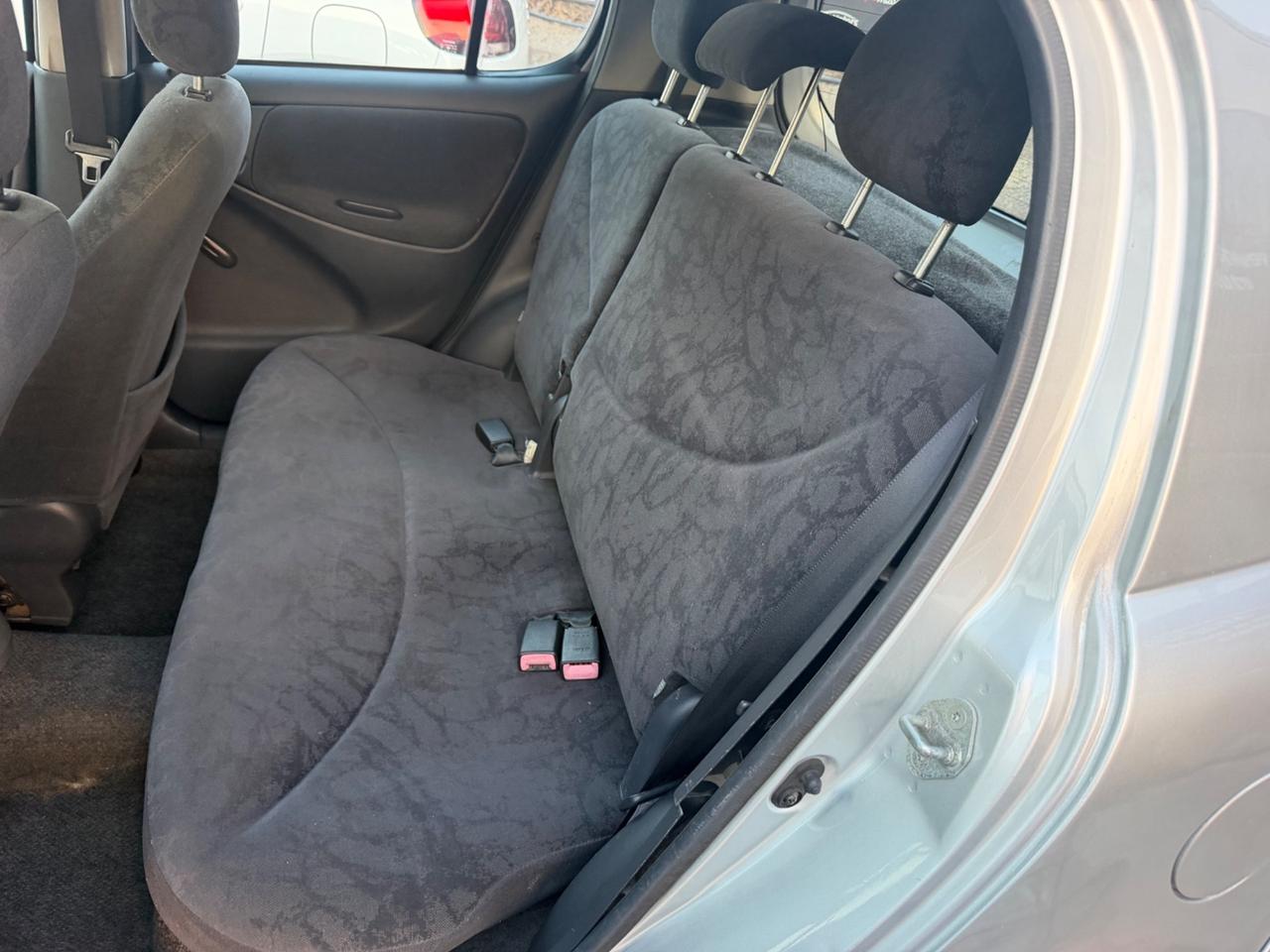 Toyota Yaris 1.0i 16V cat 5 porte Sol