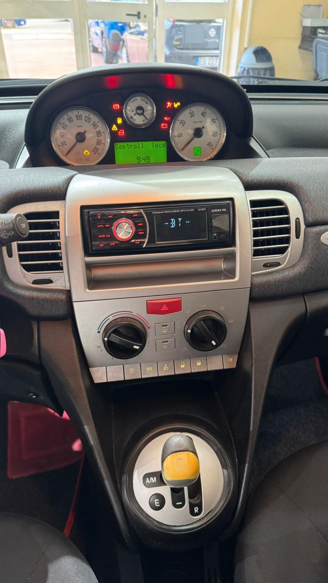 Lancia Ypsilon 1.3 MJT 75 CV Versus