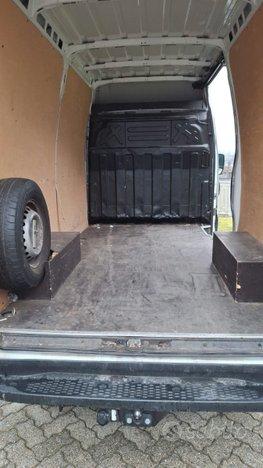 Mezzo commerciale bianco