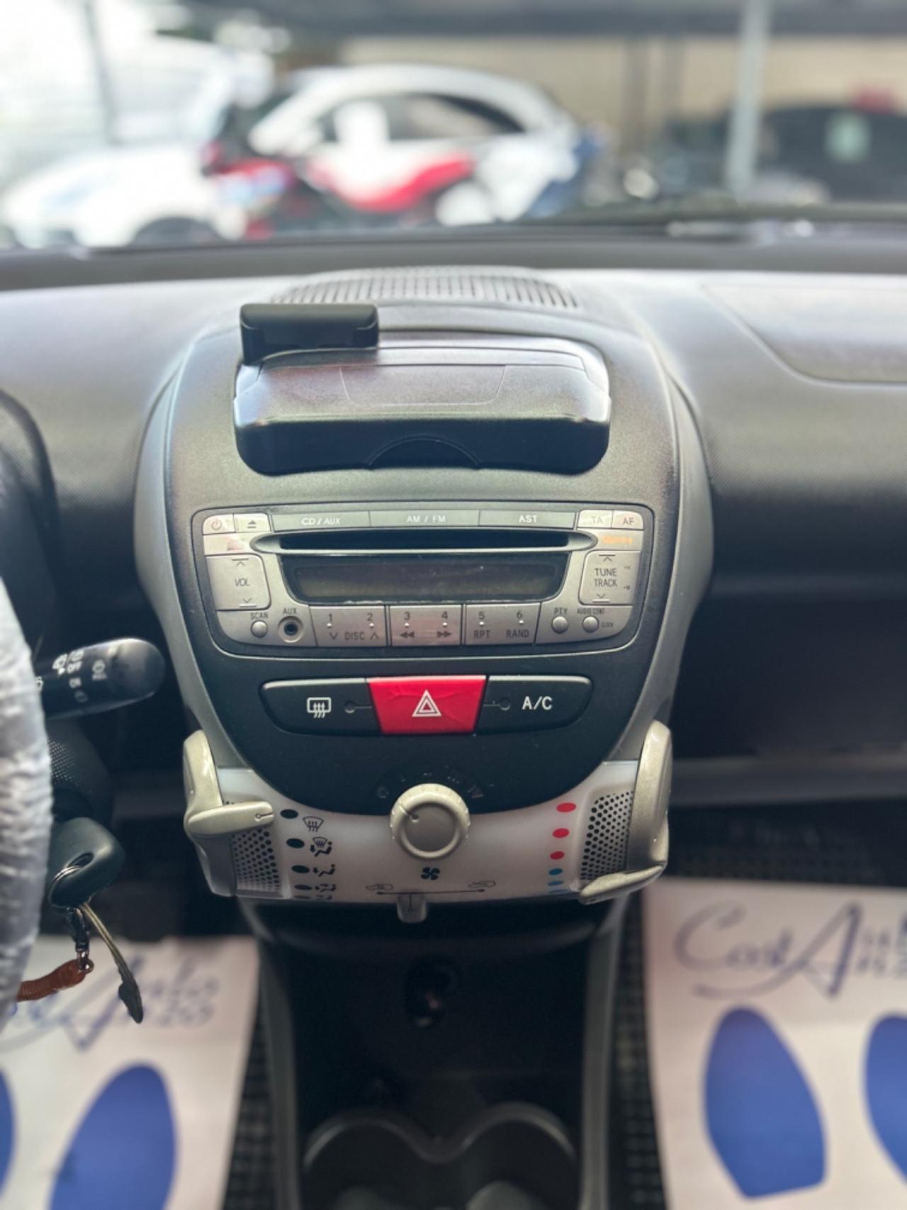 Peugeot 107 1.0 Benz. Sweet Years 2Tronic 2010