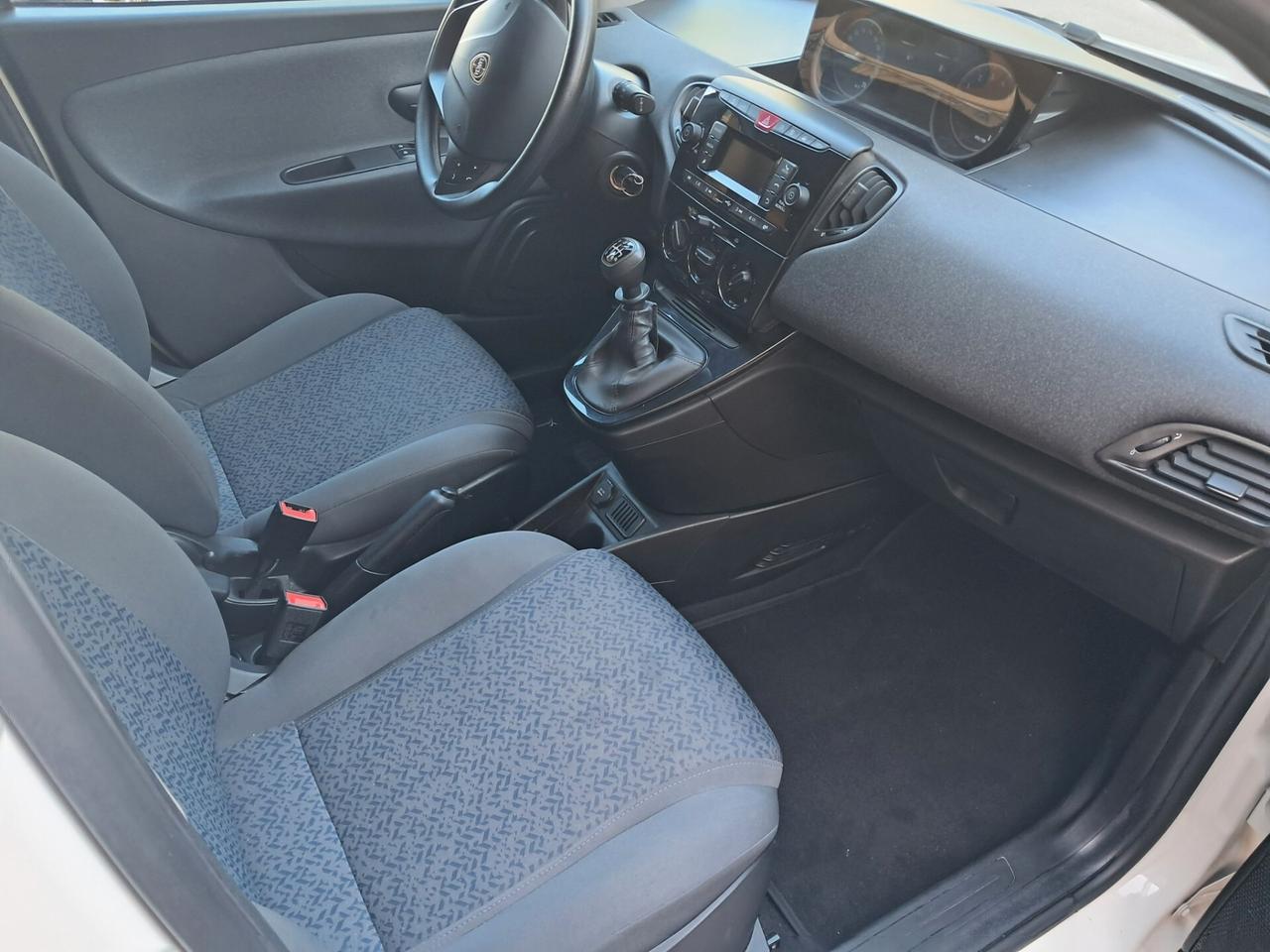 Lancia Ypsilon 1.0 FireFly 5 porte S&S Hybrid Ecochic Silver
