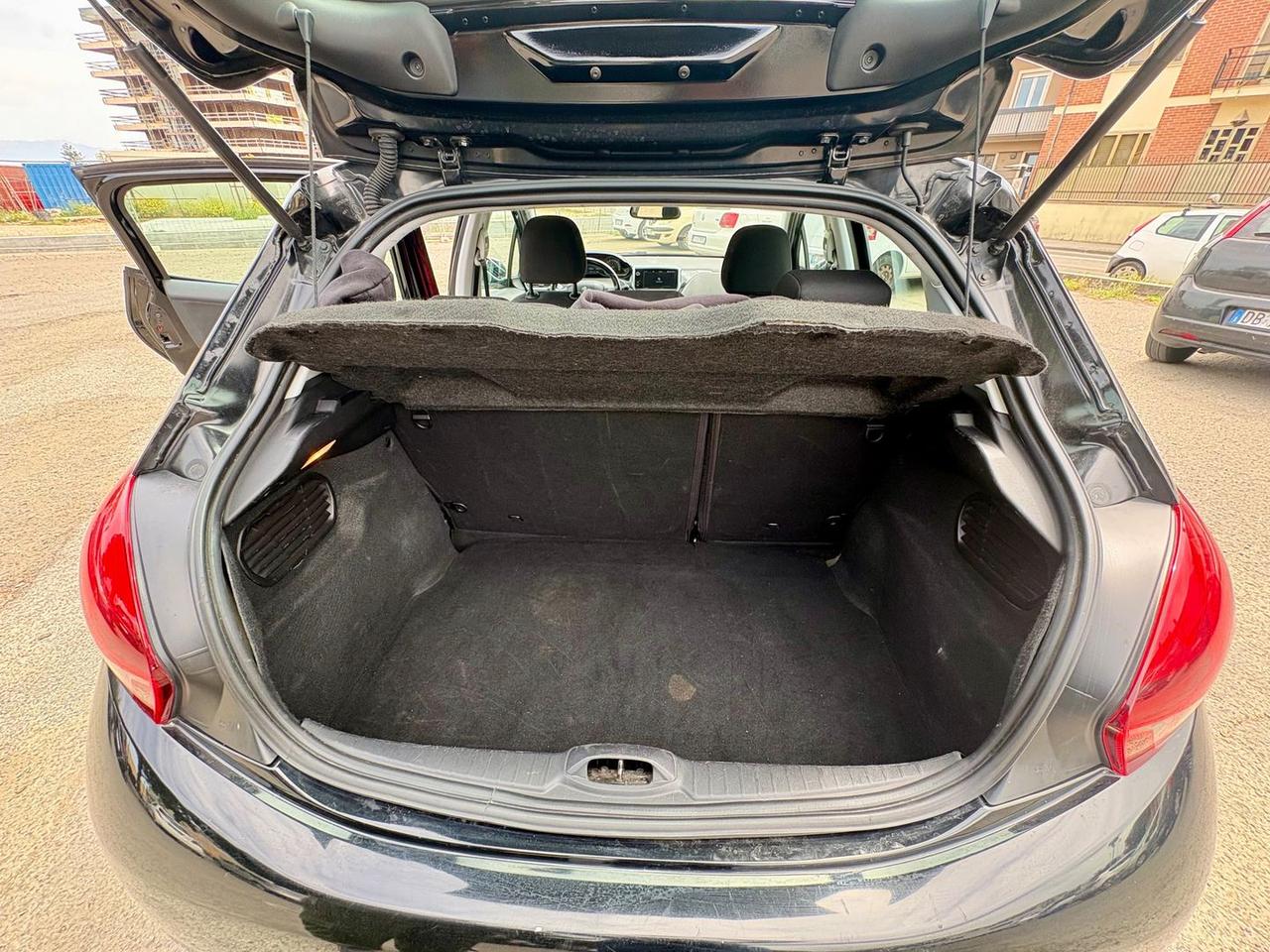 Peugeot 208 Allure 1.6 Blue HDI 75 #10654