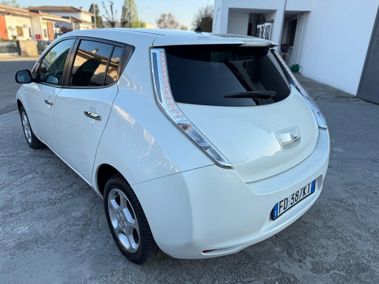 Nissan Leaf Tekna 30KWh Solar pack Spoiler 2016