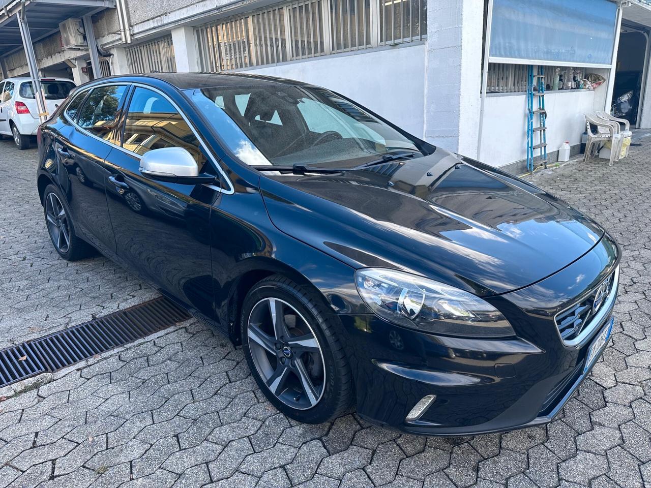 Volvo V40 D2 R-design Momentum